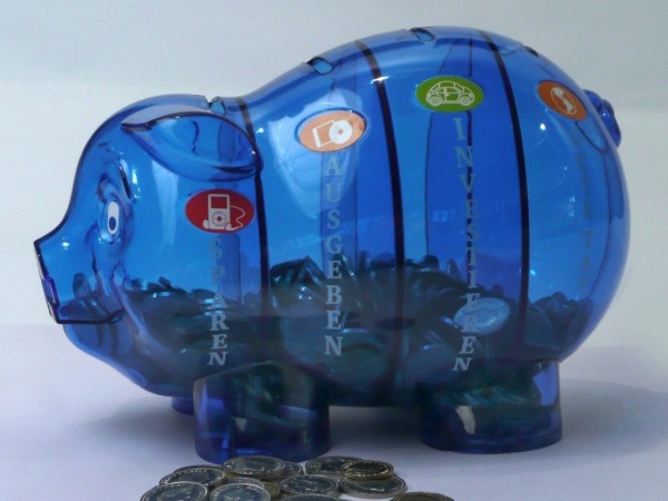Sparschwein blau mit vier Fächern und Münzen
